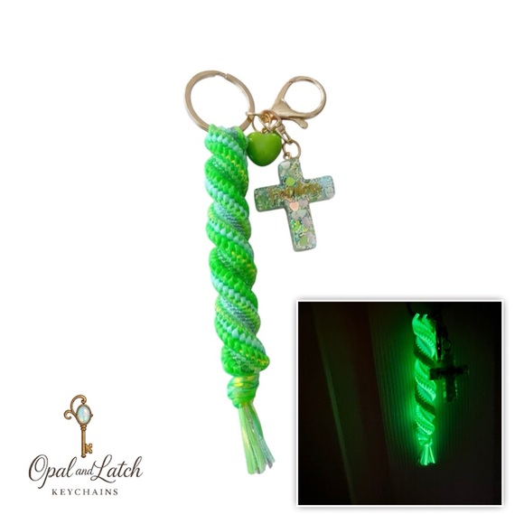 đGreen Keychain with Cross Charm - Picture 2 of 2